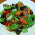 香芹木耳炒白干，美味又健康（简单易学，轻松营养，菜肴美味）