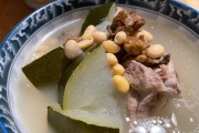 美味可口的菜干蚝鼓猪骨汤（以猪骨为基础，加入菜干、蚝鼓和其他食材，一起熬制的美味汤品）