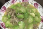 丝瓜炒瘦肉，清爽健康又美味（一道营养丰富的家常菜，以瘦肉和丝瓜为主角，多种口味任你搭配）