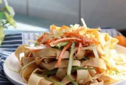美味可口的油淋豆皮（用最简单的方法，做出营养丰富的美食）