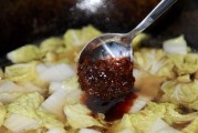 砂锅炖五花肉冻豆腐娃娃菜，让你回味无穷（用最传统的方式，煮出最美味的菜肴）