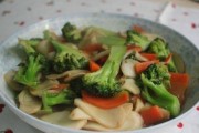 杏鲍菇扣西兰花的美食探秘（做法详解，味蕾享受）