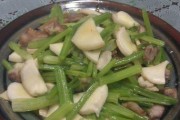美味健康的杏鲍菇炒芹菜（简单易做的素食佳肴，以杏鲍菇为主菇材，营养丰富，口感鲜美。）