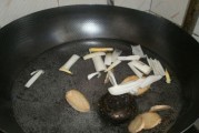 盐水鸡小黄瓜的家常做法（健康营养又美味的清淡菜）