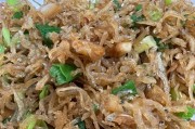 用炸鱼干制作美味佳肴（掌握炸鱼干的烹饪技巧，打造精致的美食佳肴）