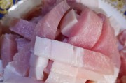 家常美食香辣红烧肉炖土豆（家庭美食好滋味，学会一招轻松搞定！）