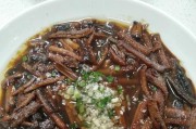芫荽爆鳝丝——一道香气扑鼻的美食佳肴（传承民间美食文化，丰富生活味蕾）