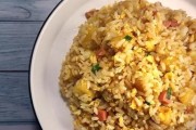香肠炒蛋饭便当（以香肠和鸡蛋为主角，教你制作营养健康的便当）