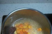银耳木瓜甜汤的做法（营养丰富的美味甜汤）