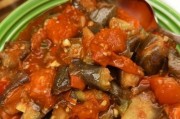 双椒蒸茄，健康美味的佳肴（用新鲜食材制作，口感鲜美爽口）
