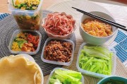 教你制作美味香辣煎饼（简单易学，轻松下厨，煎出美味佳肴）