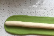 双色刀切馒头的制作方法（打造口感细腻、色彩丰富的馒头）