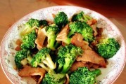 以西蓝花口蘑炒培根——美味健康的家常佳肴（口感丰富，营养丰富，让你的味蕾享受盛宴）