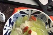 丝瓜鸭血鱼丸汤的家常做法（一碗香糯鲜美，暖胃解燥的汤品）