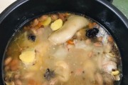 家常猪脚炖黄豆的做法（营养丰富的家常美味菜谱）