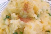 香椿肉末炒土豆泥的制作方法（如何用香椿和肉末炒出美味的土豆泥）