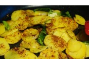 五花肉炖土豆片的家常做法（美味营养，味道鲜美，家庭料理不可错过）