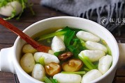 美味健康的肉丸蔬菜汤（蔬菜鲜味浓郁，营养丰富的佳肴）