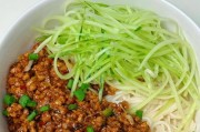 家庭版炸酱面的制作方法（掌握这个关键步骤，让你做出地道的炸酱面）