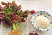 田园风味的苋菜炒饭（用新鲜苋菜点缀的炒饭，让你在家也能吃出田园风味）