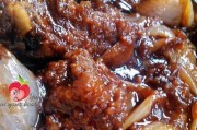 以洋葱鲜菇烧排骨的美食做法（热气腾腾，香气四溢！）