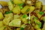 鸭腿炖土豆，营养美味满满（家庭美食必备，健康营养兼备）