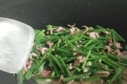 猪耳朵炒韭菜花，美味又营养（用猪耳朵做出韭菜花的绝妙口感）