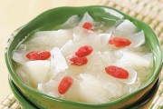 银耳雪梨百合枸杞汤的做法（清热润肺，养颜美容）