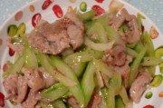 香辣西芹炒猪肉的做法（让你一口吃出四川的味道）