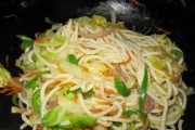 美味健康——杂蔬炒面的做法（如何用简单的材料制作出美味的杂蔬炒面？）