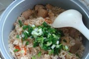 芋头焖饭，香醇可口的冬季美食（用心制作，享受暖心味道；芋头+米饭，美味新尝试）
