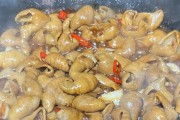 酸菜炒猪肠，酸辣可口的家常美食（让你爱上猪肠的简单做法）