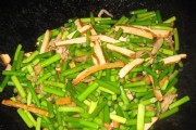 美味香干炒蒜苔（做法简单，口感绝佳）