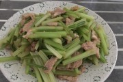 咸肉炒芹菜的家常做法（营养丰富、味道鲜美，）