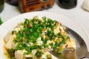 美味香椿调豆腐（用新鲜香椿让豆腐更美味，做法简单易学）