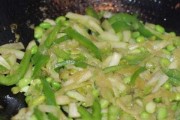 以西瓜皮炒毛豆，创意美食新尝试！（清爽解暑，健康营养，西瓜皮的妙用。）