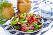 家常美食-以西芹辣椒炒腊肉（香辣可口的家常做法，快来尝尝吧！）