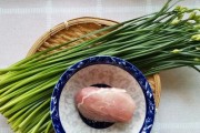 猪红焖韭菜的做法（用新鲜猪肉和韭菜，做出一道健康美味的家常菜）