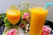 以鲜榨芒果汁为主角，品尝健康与美味（芒果汁的营养价值和制作方法）