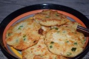 手把手教你做香煎土豆肉饼（营养丰富，口感美味的家常美食）