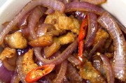 香气四溢的洋葱香菇炒肉片（一道简单易学的美味佳肴，体验烹饪的乐趣）