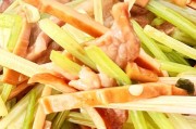 猪皮炒芹菜，美味又营养（猪皮炒芹菜，营养丰富健康美味）