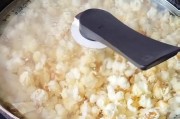 小锅爆米花的制作方法（让你在家享受电影院级别的美味爆米花）