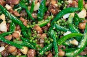 家常美食——青椒辣子鸡的做法（尝到麻辣鲜香，一口接一口！）