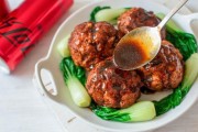 扬州狮子头——传统美食的瑰宝（揭秘扬州狮子头的制作工艺及美味佳肴）