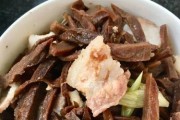 猪肉煲咸菜的美味做法（浓香肉汤下饭，重口味必尝！）