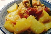 土豆萝卜腊肠闷饭的制作方法（一道美味又营养的家常菜谱）