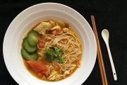 一份美味的西红柿鸡汤面（健康美食，让你吃得健康又美味）