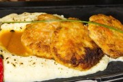 土豆肉饼的制作方法（健康美味的家常菜）