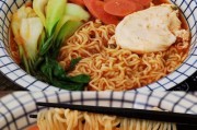 不一样的方便面——鱼丸裙带菜西红柿方便面的制作方法（新鲜食材与方便面的完美结合，美味轻松上桌）